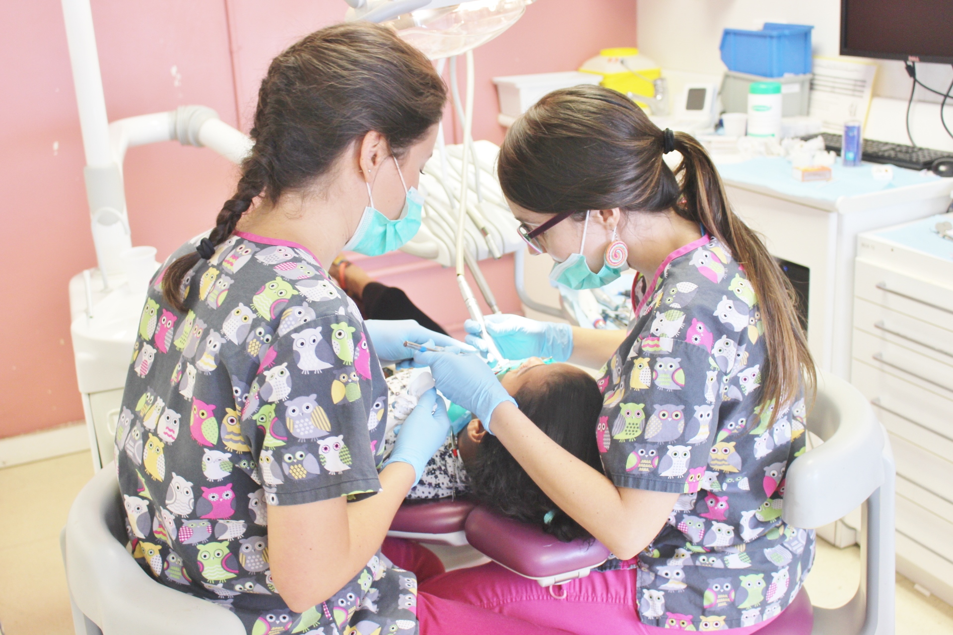Niños y niñas saharauis han tenido visita en el Hospital Odontològic UB