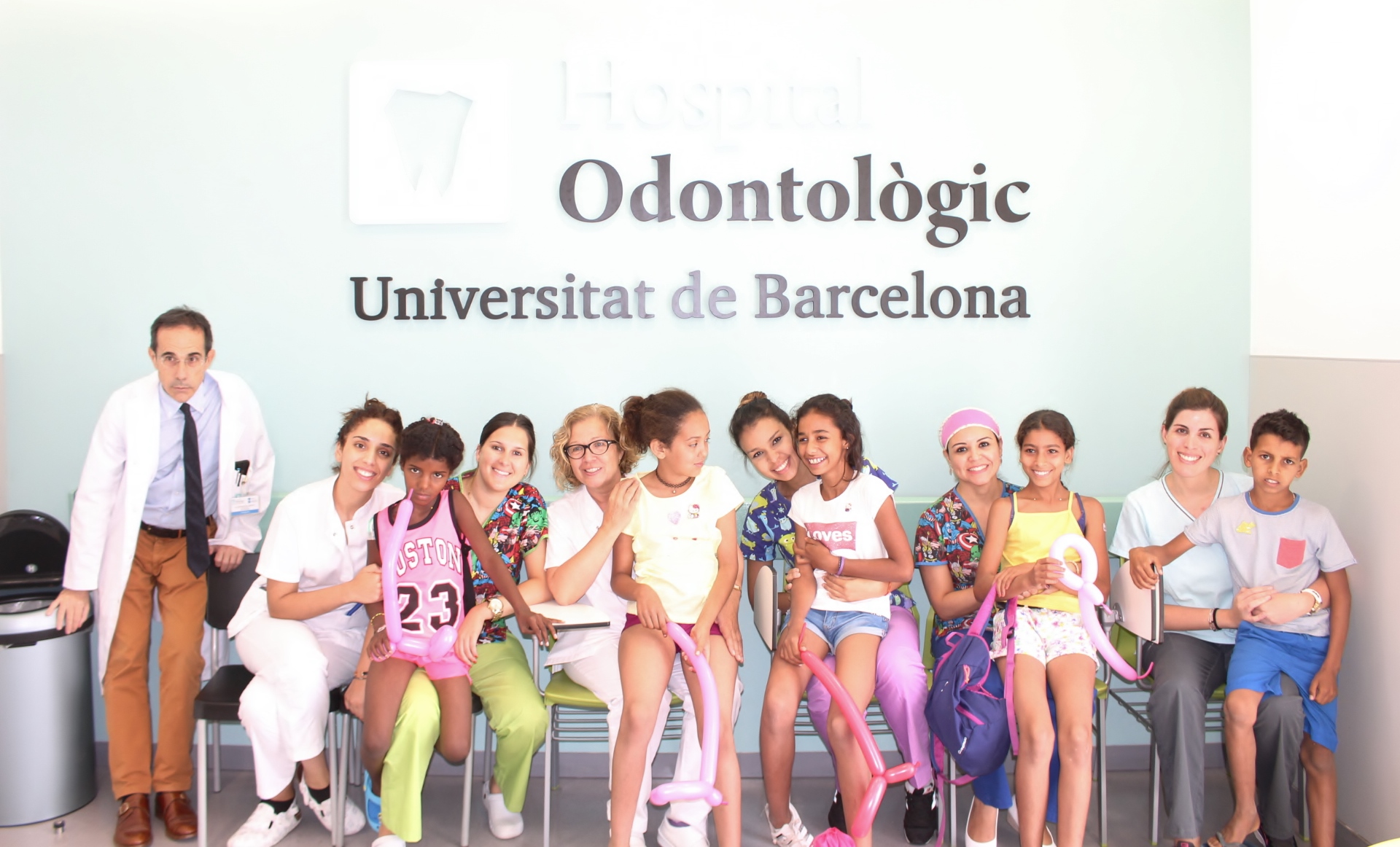 Infants saharauis reben visita odontològica gratuïta, un any més, a l’Hospital Odontològic UB