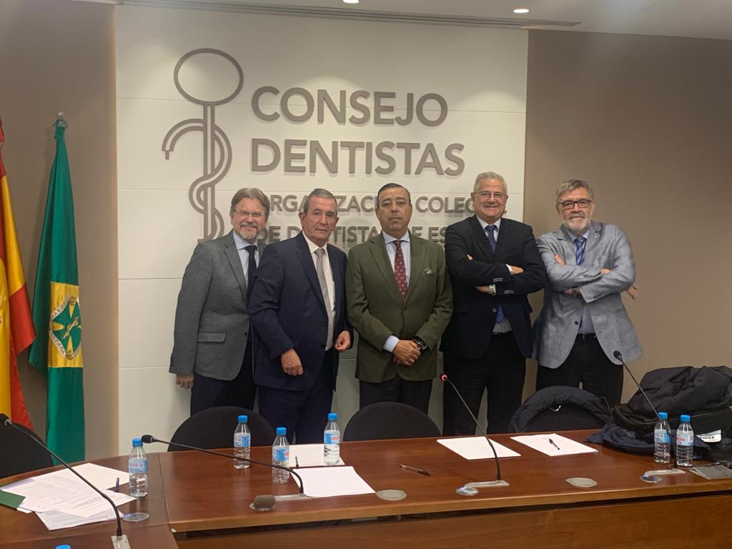 El Dr. Jose López, presidente de la SEI en la reunión de sociedad del Consejo de Dentistas