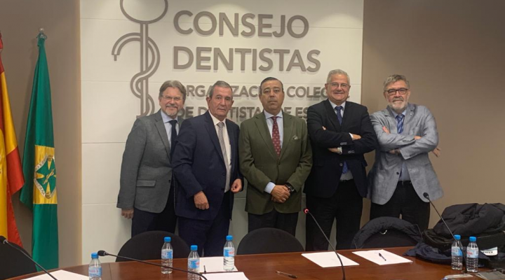 El Dr. Jose López, presidente de la SEI en la reunión de sociedad del Consejo de Dentistas